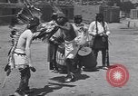 Standbild Pueblo Native American Indian Menschen Tanz und Trommel United States USA, 1920, aus Sekunde 25 historischem Filmmaterial Videoclip 65675075284