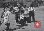 Standbild Pueblo Native American Indian Menschen Tanz und Trommel United States USA, 1920, aus Sekunde 26 historischem Filmmaterial Videoclip 65675075284