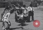Standbild Pueblo Native American Indian Menschen Tanz und Trommel United States USA, 1920, aus Sekunde 28 historischem Filmmaterial Videoclip 65675075284
