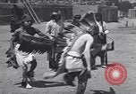 Standbild Pueblo Native American Indian Menschen Tanz und Trommel United States USA, 1920, aus Sekunde 33 historischem Filmmaterial Videoclip 65675075284