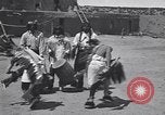 Standbild Pueblo Native American Indian Menschen Tanz und Trommel United States USA, 1920, aus Sekunde 39 historischem Filmmaterial Videoclip 65675075284