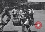 Standbild Pueblo Native American Indian Menschen Tanz und Trommel United States USA, 1920, aus Sekunde 45 historischem Filmmaterial Videoclip 65675075284