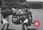 Standbild Pueblo Native American Indian Menschen Tanz und Trommel United States USA, 1920, aus Sekunde 46 historischem Filmmaterial Videoclip 65675075284
