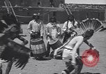 Standbild Pueblo Native American Indian Menschen Tanz und Trommel United States USA, 1920, aus Sekunde 47 historischem Filmmaterial Videoclip 65675075284