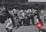 Standbild Pueblo Native American Indian Menschen Tanz und Trommel United States USA, 1920, aus Sekunde 48 historischem Filmmaterial Videoclip 65675075284