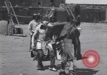 Standbild Pueblo Native American Indian Menschen Tanz und Trommel United States USA, 1920, aus Sekunde 52 historischem Filmmaterial Videoclip 65675075284