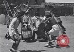 Standbild Pueblo Native American Indian Menschen Tanz und Trommel United States USA, 1920, aus Sekunde 55 historischem Filmmaterial Videoclip 65675075284