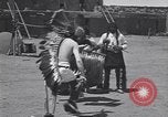 Standbild Pueblo Native American Indian Menschen Tanz und Trommel United States USA, 1920, aus Sekunde 56 historischem Filmmaterial Videoclip 65675075284