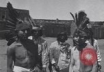 Standbild Pueblo Native American Indian Menschen Tanz und Trommel United States USA, 1920, aus Sekunde 59 historischem Filmmaterial Videoclip 65675075284