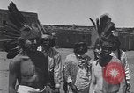 Standbild Pueblo Native American Indian Menschen Tanz und Trommel United States USA, 1920, aus Sekunde 60 historischem Filmmaterial Videoclip 65675075284