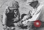 Standbild American-Indian Kinder United States USA, 1933, aus Sekunde 23 historischem Filmmaterial Videoclip 65675075292