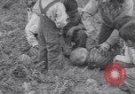 Immagine di Native American Indian bambini mangiare anguria United States USA, 1933, secondo 10 filmato di repertorio 65675075293