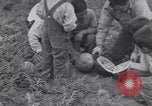 Immagine di Native American Indian bambini mangiare anguria United States USA, 1933, secondo 12 filmato di repertorio 65675075293