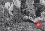 Immagine di Native American Indian bambini mangiare anguria United States USA, 1933, secondo 14 filmato di repertorio 65675075293