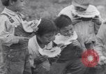 Immagine di Native American Indian bambini mangiare anguria United States USA, 1933, secondo 15 filmato di repertorio 65675075293