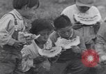 Immagine di Native American Indian bambini mangiare anguria United States USA, 1933, secondo 16 filmato di repertorio 65675075293