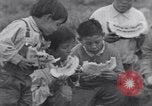 Immagine di Native American Indian bambini mangiare anguria United States USA, 1933, secondo 17 filmato di repertorio 65675075293