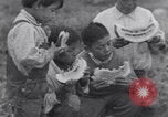 Immagine di Native American Indian bambini mangiare anguria United States USA, 1933, secondo 18 filmato di repertorio 65675075293