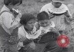 Immagine di Native American Indian bambini mangiare anguria United States USA, 1933, secondo 19 filmato di repertorio 65675075293