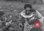 Immagine di Native American Indian bambini mangiare anguria United States USA, 1933, secondo 23 filmato di repertorio 65675075293