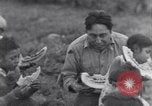 Immagine di Native American Indian bambini mangiare anguria United States USA, 1933, secondo 25 filmato di repertorio 65675075293