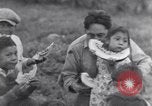 Immagine di Native American Indian bambini mangiare anguria United States USA, 1933, secondo 26 filmato di repertorio 65675075293