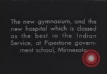 Immagine di Native American Indian boarding shcool studenti play sports Minnesota United States USA, 1933, secondo 1 filmato di repertorio 65675075299