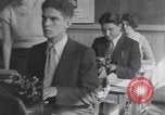 Standbild Native Amerikanische Studenten in Arbeit Schulprogramm United States USA, 1933, aus Sekunde 50 historischem Filmmaterial Videoclip 65675075301