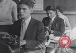 Standbild Native Amerikanische Studenten in Arbeit Schulprogramm United States USA, 1933, aus Sekunde 51 historischem Filmmaterial Videoclip 65675075301