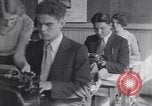 Standbild Native Amerikanische Studenten in Arbeit Schulprogramm United States USA, 1933, aus Sekunde 52 historischem Filmmaterial Videoclip 65675075301