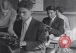 Standbild Native Amerikanische Studenten in Arbeit Schulprogramm United States USA, 1933, aus Sekunde 53 historischem Filmmaterial Videoclip 65675075301