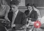 Standbild Native Amerikanische Studenten in Arbeit Schulprogramm United States USA, 1933, aus Sekunde 54 historischem Filmmaterial Videoclip 65675075301