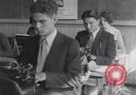 Standbild Native Amerikanische Studenten in Arbeit Schulprogramm United States USA, 1933, aus Sekunde 56 historischem Filmmaterial Videoclip 65675075301