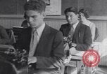 Standbild Native Amerikanische Studenten in Arbeit Schulprogramm United States USA, 1933, aus Sekunde 57 historischem Filmmaterial Videoclip 65675075301