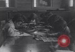 Standbild Native Amerikanische Studenten in Arbeit Schulprogramm United States USA, 1933, aus Sekunde 59 historischem Filmmaterial Videoclip 65675075301