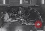 Standbild Native Amerikanische Studenten in Arbeit Schulprogramm United States USA, 1933, aus Sekunde 61 historischem Filmmaterial Videoclip 65675075301