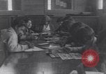 Standbild Native Amerikanische Studenten in Arbeit Schulprogramm United States USA, 1933, aus Sekunde 62 historischem Filmmaterial Videoclip 65675075301