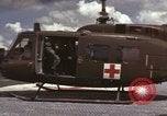 Standbild UH-1D Iroquois Hubschrauber Vietnam, 1966, aus Sekunde 17 historischem Filmmaterial Videoclip 65675075308