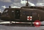 Standbild UH-1D Iroquois Hubschrauber Vietnam, 1966, aus Sekunde 20 historischem Filmmaterial Videoclip 65675075308