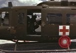 Standbild UH-1D Iroquois Hubschrauber Vietnam, 1966, aus Sekunde 25 historischem Filmmaterial Videoclip 65675075308