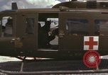 Standbild UH-1D Iroquois Hubschrauber Vietnam, 1966, aus Sekunde 26 historischem Filmmaterial Videoclip 65675075308