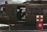 Standbild UH-1D Iroquois Hubschrauber Vietnam, 1966, aus Sekunde 27 historischem Filmmaterial Videoclip 65675075308