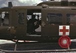 Standbild UH-1D Iroquois Hubschrauber Vietnam, 1966, aus Sekunde 28 historischem Filmmaterial Videoclip 65675075308