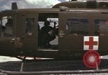 Standbild UH-1D Iroquois Hubschrauber Vietnam, 1966, aus Sekunde 29 historischem Filmmaterial Videoclip 65675075308