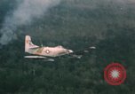 Immagine di Un-1H Skyraider bomber Il Vietnam, 1962, secondo 7 filmato di repertorio 65675075330