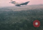 Immagine di Un-1H Skyraider bomber Il Vietnam, 1962, secondo 13 filmato di repertorio 65675075330