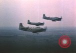 Immagine di Un-1H Skyraider bombardieri Il Vietnam, 1962, secondo 4 filmato di repertorio 65675075332