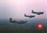 Immagine di Un-1H Skyraider bombardieri Il Vietnam, 1962, secondo 8 filmato di repertorio 65675075332