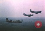 Immagine di Un-1H Skyraider bombardieri Il Vietnam, 1962, secondo 10 filmato di repertorio 65675075332