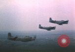 Immagine di Un-1H Skyraider bombardieri Il Vietnam, 1962, secondo 11 filmato di repertorio 65675075332